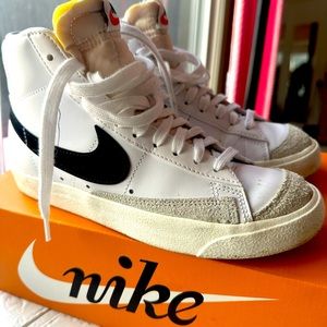 NIKE BLAZER MID WHITE BLACK